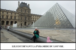 Globe Théâtre - Lili Potier à Paris - La pyramide du Louvre